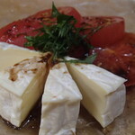 炭火焼鳥 おんどり - トマトとカマンベールチーズのカプレーゼ風