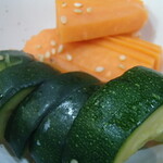 炭火焼鳥 おんどり - 選べるお通しから、新ニンジンとズッキーニの粕漬け