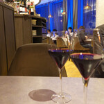 BIKiNi SIS - 窓際は満席 @8：４５pm