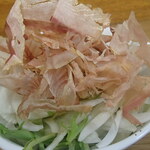 炭火焼鳥 おんどり - お通し おんどりの新玉サラダ