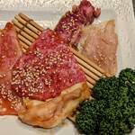 Kanzen Koshitsu Yakiniku Itadaki - 塩ハラミとミノ タレの精肉3種(人気NO.1のコース料理)