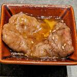 Kanzen Koshitsu Yakiniku Itadaki - 焼いた大判サーロインの焼きすきを卵黄ダレにつけているところ(人気NO.1のコース料理)