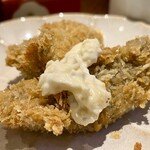 牡蠣屋 - かきフライ。中はジューシー✨サクッと美味しい