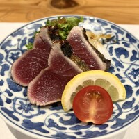 魚と炭と鉄板と ととと - すさみケンケン鰹のたたき