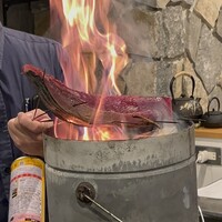 魚と炭と鉄板と ととと - 鰹を豪快に炙る