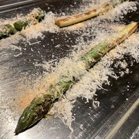 くずし鉄板 あばぐら 神田店 - アスパラガス パルミジャーノレッジャーノと桜海老塩を振って