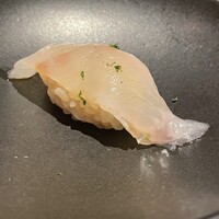 くずし鉄板 あばぐら 神田店 - キジハタのにぎりです♪
