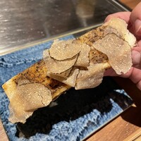 くずし鉄板 あばぐら 神田店 - トリュフバタートーストあと乗せトリュフは目の前でスライスしてくれます♪