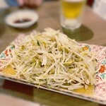 五郎八 - もやし炒めは、シャキシャキとした食感と、ニンニクと醤油の風味が絶妙だった。