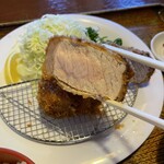 とんかつ専門店 かつ勇 - 肉汁が染み出る