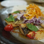 ゴッチョーサン - 夏鯵のフリットとキャロットラぺ ナムヤムソース