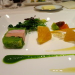 ミクニナゴヤ - “春の皿”ブルターニュ産 プーレとフォアグラ、グリーンピースのテリーヌ ホワイトアスパラと菜の花 のびる 春の柑橘類のサラダ仕立て（アスパラ抜き）
      