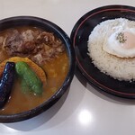 ひげ男爵 - 牛すじカレー　目玉焼きトッピング