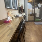 ポカラダイニング - 入り口すぐのカウンター、テイクアウト時はここで待つ