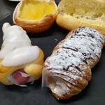 パン工房 麦の里 - リンゴデニッシュ・ザクザクピーナッツ・あまおうコロネ・ミルクホーン