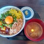 魚玄 - バクダン丼　800円