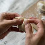 582 스이교자토 오사케 - 물만두를 싸고 있는 장면