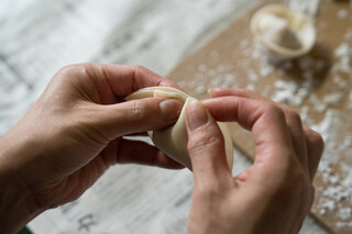 582 스이교자토 오사케 - 물만두를 싸고 있는 장면