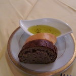 リストランテ ラ チャウ - 2種類のパンとオリーブオイル。