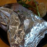 つばめグリル - ハンバーグはこんな感じでアルミホイルで包まれています。下は熱々の鉄板です。