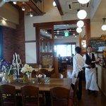 つばめグリル - この写真の奥で食事をしました。つばめグリルはどの店舗も優雅さを感じます。