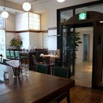 つばめグリル - 前の写真の反対側です。ちょうど入口から入ってレジ付近から撮っています。