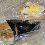 伊勢屋 - いたばしの一品「キンピラおにぎり(\116)」とジューシーな「十目いなり(\127)」。