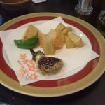 足立 - 添え物の天ぷらとポテトフライ