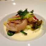 ミクニナゴヤ - 帆立貝のグリエとオマール海老 フヌイユのアラクレーム
      春の山菜【コゴミ・タラの芽・蕗の薹】のフリットを添えて
      
      