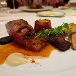 ソルトブッシュ仔羊背肉のロースト 根セロリとジャガイモの
          パイヤソン レモンのコンフィ添え タイムの香るジュ 黒トリュフと大蒜のピュレと共に
          