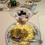 ミクニナゴヤ - 赤ワインのグラニテとブルーベリーのコンポート アニスのジュレ ヨーグルトソースと共に