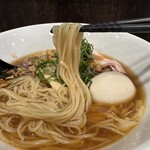 Otaku Ga Tsukuru Ramen Ha Isekai De Mo Tsuuyou Suru Rashii - 限定Ａ魔鳥のさっぱり冷やしラーメン
                        スープにとろみがあって麺によく絡みます