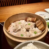 羅豚 はなれ - 蒸籠蒸しで提供。さほど大きく無いか？と思った焼売がとんでもない重量級の肉感！