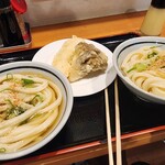 純手打ち讃岐うどん五郎 - ひやあつうどん(左)には、すり胡麻と一味を。しょうゆうどん(右)には、醤油を2～3週かけ、柚子タレを5～10滴程度ふってから、一味とすり胡麻を。天ぷらには塩で。