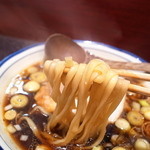 烈志笑魚油 麺香房 三く - 麺リフト～太めの平打ち麺ですね。