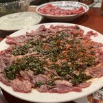 炭火焼 生ラム ジンギスカン だるまや - 炙りラム刺し1,250円