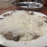 炭火焼 生ラム ジンギスカン だるまや - ハンバーグを少し残して「ガーリックライス」に