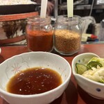 炭火焼 生ラム ジンギスカン だるまや - お通し（野菜とお新香）480円