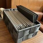 十割蕎麦 鴨料理 ならや - おしぼりとエプロン入れ