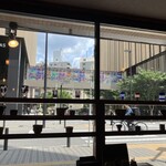 十割蕎麦 鴨料理 ならや - 店内からハレザ池袋がよく見える