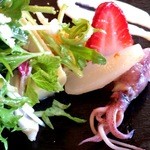 スモークドほたるイカとイチゴの不思議コラボ