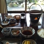 大原山荘 - お庭を眺めながらの朝食には湯豆腐も出ました。