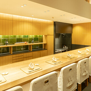 檜の一枚板カウンターで贅沢なひととき。非日常へ誘う上質空間