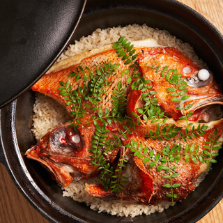 伝統と革新の融合。料理長の創意工夫が光るお任せコース