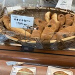 塩パン屋 パン・メゾン - 店頭の焼き芋塩パン