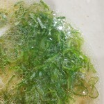 うどん天国 麺天 - 別テーブルにネギ等が置いてあります。追いネギしました。