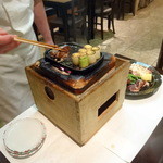 Shosaitakumi - 専用かんてき（七輪）に鷹匠鍋をのせ鴨を焼く⑥ネギを立てて焼く