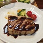 キッチン ブルー グローブ - 正面から、ソースはななめに掛けられている