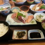 お食事の店萬福 - 松定食。これにサザエ付