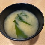 魚屋路 - 平日サービスの味噌汁　今日はわかめ
